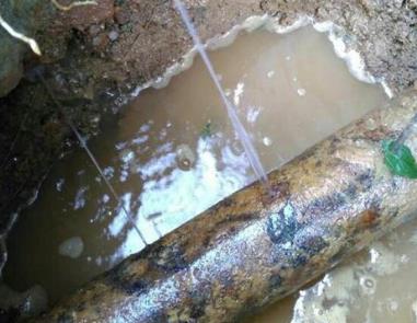 康定楼顶渗水维修公司分享下地暖漏水的原因及检测方法。